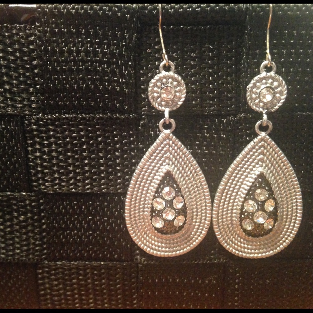 *NEW* Silver & Crystal Gorgeous Dangling Earrings - Picture 3 of 4